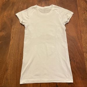 Lululemon White Run Swiftly Tech Short Shirt Sz 4
